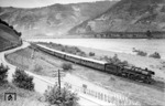 03 1060 (Bw Ludwigshafen) vor F 10 ("Rheingold") im Rheintal nahe der Blockstelle Pfalz zwischen Oberwesel und Bacharach. (03.06.1951) <i>Foto: Carl Bellingrodt</i>