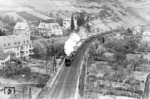 Blick vom Oberweseler Ochsenturm auf die Richtung Süden vorbeifahrende 03 288 (Bw Wiesbaden) vor D 270. (17.04.1938) <i>Foto: RVM-Filmstelle Berlin</i>
