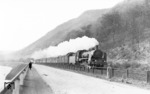 17 209 vor D 47 bei Boppard. An den Gleisen steht die erste Frau Bellingrodt. (09.05.1931) <i>Foto: DLA Darmstadt</i>
