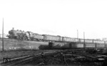 18 523 (Bw Mainz) vor FFD 101 ("Rheingold") auf der Fahrt nach Süden in der Kurve am Bw Köln Betriebsbahnhof. Die Lok wurde später in 18 610 umgebaut. (24.01.1932) <i>Foto: DLA Darmstadt</i>