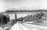 39 060 (Bw Stuttgart) vor D 9 auf der Kaltentalbrücke in Stuttgart-Vaihingen. (20.04.1958) <i>Foto: Carl Bellingrodt</i>