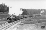 39 074 (Bw Saalfeld) vor E 170 nach Nürnberg im Frankenwald bei Steinbach. Am Zugschluss schiebt 95 044 nach. (28.05.1936) <i>Foto: RVM-Filmstelle Berlin</i>