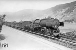42 614 (Bw Bingerbrück) mit einem Güterzug zwischen Trechtingshausen und Assmannshausen. (23.07.1949) <i>Foto: Carl Bellingrodt</i>