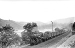 56 2141 passiert mit einem Güterzug auf der linken Rheinstrecke das Einfahrsignal von Bacharach. (24.07.1949) <i>Foto: Carl Bellingrodt</i>