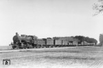 56 232 mit einem Nahgüterzug auf der eingleisigen Nebenbahn Rostock–Tribsees bei Bad Sülze in Mecklenburg. Als zweiter Wagen hinter der Lok läuft ein gedeckter Güterwagen der Bauart München oder Kassel mit Endfeldverstärkung. (29.04.1938) <i>Foto: RVM-Filmstelle Berlin</i>