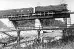 E 16 10 überquert vor D 19 einen Nebenfluss der Tiroler Ache in Übersee an der Strecke Rosenheim - Salzburg.  (14.09.1938) <i>Foto: RVM-Filmstelle Berlin</i>