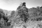 Die nicht im Bild sichtbare V 36 228 schiebt den Beiwagen VS 145 064 als Kurzpersonenzug auf die Wuppertaler Höhen nach Cronenberg. (18.05.1950) <i>Foto: Carl Bellingrodt</i>