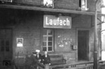 Schwätzchen an der Bahnsteigsperre in Laufach, am Fusse der bekannten Spessartrampe nach Heigenbrücken. (1948) <i>Foto: Slg. Eisenbahnstiftung</i>
