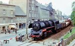 58 3053 vom Bw Glauchau fährt mit einem Güterzug nach Gera durch Schmölln. (18.05.1979) <i>Foto: Michael Malke</i>