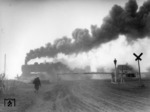Eine Lok vermutlicher polnischer Bauart passiert einen Bahnübergang an einem nebeligen Morgen bei Snamenka in der Ukraine. (1943) <i>Foto: RVM (Hollnagel)</i>
