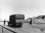 Ein gesicherten Streckenposten an der Straßen- und Schienenverbindung zwischen Simferopol und Barhtschisseraj auf der Krim. (08.1943) <i>Foto: RVM (Hollnagel)</i>