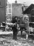 Eis und Schnee im Bahnhof Minsk ! Große Probleme gab es schon beim Kuppeln der vereisten Wagen mit den Lokomotiven. Die Tenderrückwand verrät eine preußische G 10 der Baureihe 57.10. (1942) <i>Foto: RVM (Bandelow)</i>