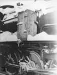 Provisorische Frostschutzverkleidung an der Pumpe einer pr. G 10 (Baureihe 57.10) im Bahnhof Minsk. (1942) <i>Foto: RVM (Donath)</i>