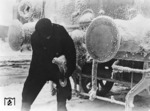 Kuppeln einer über und über mit Rauhreif überzogener preußischen Lokomotive in Minsk. Das Bild wurde im übrigen im legendären Reichsbahn-Kalender von 1943 veröffentlicht. (1942) <i>Foto: RVM (Donath)</i>