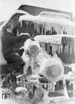 Vereisungen am Tender der 55 25xx, also einer der ersten pr. G 8.1 aus dem Jahr 1913, in Minsk. Interessant ist auch der Umstand, dass an die Eisenbahner nummerierte Wintermäntel ausgegeben wurden. (1942) <i>Foto: RVM (Donath)</i>