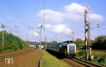 212 284 vom Bw Hagen-Eckesey passiert mit N 6524 nach Dortmund das Einfahrsignal von Schwerte/Ruhr. (01.10.1988) <i>Foto: Wolfgang Bügel</i>