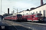 427 001 (rechts) und 425 418 im Bw Tübingen. Die 1964 in Dienst gestellten Triebwagen der Baureihe 427 waren bis zu ihrer Ausmusterung im Jahr 1985 ausschließlich im Großraum Stuttgart eingesetzt. Der ET 25 wurde bereits ab 1930 für den süddeutschen Nahverkehr bei der Deutschen Reichsbahn entwickelt. Bei der DB AG wurde die Baureihe mitlerweile wieder zweitbesetzt. (04.09.1973) <i>Foto: Wolfgang Bügel</i>