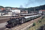 Eifrige Schildersammler hatten 038 772-0 (38 1772) selbst ihrer Computernummerschilder beraubt, als sie den N 3937 im Bahnhof Horb bespannte. (04.09.1973) <i>Foto: Wolfgang Bügel</i>