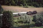 Blick ins Neckartal bei Talhausen mit der vorbeifahrenden 038 772-0 (38 1772) vor N 3937 nach Rottweil. (04.09.1973) <i>Foto: Wolfgang Bügel</i>