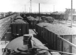 lautet der Propagandatitel zu dieser Aufnahme. Zu den "kriegswichtigen Transporten" zählten neben den reinen Militärzügen auch Montanprodukte wie Kohle, Erz und Öl, hier aufgenommen auf einem Berliner Rangierbahnhof. (1942) <i>Foto: RVM (Ittenbach)</i>