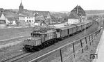 193 004 verlässt den Bahnhof Hirschlanden, der Mitte der 1980er Jahre aufgelassen wurde. (03.1977) <i>Foto: Burkhard Wollny</i>
