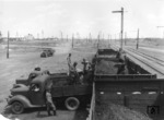 Für Industrie und Verkehr war Kohle im Zweiten Weltkrieg der Schlüsselrohstoff. Zunächst musste Lokomotivkohle über riesige Entfernungen aus Deutschland in die besetzten Gebiete des Ostens gebracht werden, damit der Fahrbetrieb mit Dampflokomotiven aufrecht erhalten werden konnte. Nach der Eroberung des Donezbeckens wurde Kohle dann in großen Mengen nach Deutschland transportiert werden. Das Bild zeigt die Umladung von Kohle in der Gegend von Kriwoj Rog von offenen Güterwagen in Beute-Lkw, die nach Ford-Lizenz gebaut wurden.  (1943) <i>Foto: RVM (Hollnagel)</i>