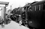 Kleiner Flirt zwischen der attraktiven Aufsichtsbeamtin im Minirock und dem Heizer der Stralsunder 03 0059-0 (03 1059) vor D 514 im Bahnhof Bernau. (03.1975) <i>Foto: Klaus Kieper</i>