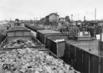 Der Nachschub an Kriegs- und zivilien Gütern war ohne die Transporte der Reichsbahn im Zweiten Weltkrieg undenkbar. Daher wurden von den RVM-Fotografen immer wieder Bilder angefertigt, die eine Kampagne gegen die zunehmenden Nachschubprobleme seit dem Russlandfeldzug, für die in weiten Teilen die Eisenbahn verantwortlich gemacht wurde, entgegen wirken sollte. Diese wandte sich u.a. an die Güterverkehrskunden mit Propagandasprüchen wie "Jeder Wagen mehr - Ein Panzer mehr gegen den Feind" oder "Jeder Wagen mehr - Stahl für 1000 Granaten". (Datum unbekannt) <i>Foto: RVM (Ittenbach)</i>
