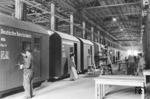 Um der Problematik der durch Kriegseinwirkungen verlorengegangener Diensträume gerecht zu werden, ging die Reichsbahn ab 1944 dazu über, standardisierte Kauen - im Aufbau gedeckten Güterwagen ähnelnd - zu produzieren. Das Bild zeigt die Produktion von Kauen bei der Waggonfabrik Gastell in Mainz-Mombach. (1944) <i>Foto: RVM (Hollnagel)</i>