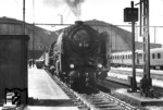 Der Schnellzug aus Berlin ist auf Gleis 6 im Leipziger Hauptbahnhof angekommen und hat bereits eine neue Schnellzuglokomotive für die Weiterfahrt in Richtung Frankfurt/Main bekommen. Es ist die 01 072 vom Bw Bebra, die im September 1928 von der AEG an die Reichsbahn ausgeliefert wurde. (1937) <i>Foto: RVM</i>