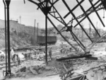Erst nach 8 Monaten Belagerung konnte die deutsche Wehrmacht die Festung Sewastopol auf der Südspitze der Krim einnehmen. Nach den langen Kämpfen boten die Bahnhofsanlagen ein Bild der Verwüstung. Kriegsgefangene sollen das Chaos beseitigen. (1942) <i>Foto: RVM (Ittenbach)</i>