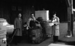 Die helfenden Hände der Güterabfertigung Schorndorf. (05.1966) <i>Foto: Burkhard Wollny</i>