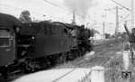 Früher war es der klassische Berufswunsch vieler Jungen, Lokführer zu werden. Daher wurde keine Gelegenheit ausgelassen, die dampfenden Ungetüme zu beobachten und dem Personal freudig zuzuwinken, wie hier bei der ausfahrenden 50 2381 (Bw Ulm) in Schorndorf. (1966) <i>Foto: Burkhard Wollny</i>