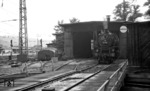 64 145 wartet vor dem Lokschuppen in Schorndorf auf den nächsten Einsatz. Die Besonderheit der Aufnahme liegt in den links abgestellten Einachsanhängern der Baureihe VB 141, die die Firma Fuchs aus Heidelberg als Anhänger zum VT 95 speziell für den Fahrrad- und Gepäcktransport entwickelte. (1966) <i>Foto: Burkhard Wollny</i>