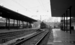 Der Bahnhof Stuttgart West an der Gäubahn wurde zum Winterfahrplan 1985/86 (am 29. September 1985) für den Personenverkehr endgültig geschlossen. Als 39 035 an einem regnerischen Sommertag des Jahres 1966 in den Bahnhof einläuft, war der Bahnhof noch in vollen Umfang im Betrieb. (1966) <i>Foto: Burkhard Wollny</i>