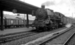 39 035 läuft mit einem Personenzug in den Bahnhof Stuttgart West auf der Gäubahn ein. Nachdem die Lok bereits von 1948 bis 1959 in Stuttgart stationiert war, hatte sie bis zu ihrer Z-Stellung am 09.01.1967 nochmals ein kurzes Gastspiel in ihrer alten Heimat. (1966) <i>Foto: Burkhard Wollny</i>