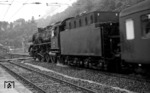 39 035 (Bw Stuttgart) im Bahnhof Stuttgart West. Unmittelbar hinter dem Bahnhofs schließt sich der 258 m lange Hasenbergtunnel durch den Hasenberg nach Heslach an. (1966) <i>Foto: Burkhard Wollny</i>