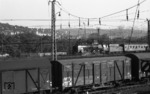 Die letzte preußische P 10 der DB (39 196) verlässt mit einem Schnellzug den Stuttgarter Hauptbahnhof. (1966) <i>Foto: Burkhard Wollny</i>