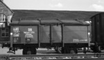 Kohlenwagen "Stuttgart 1354" des Gleisbauzuges 2901 der Bahnmeisterei Stuttgart-Untertürkheim an der Güterabfertigung in Stuttgart West. (1966) <i>Foto: Burkhard Wollny</i>