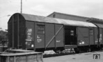 Zur beschleunigten Beförderung von Stückgütern konzipierte die Deutsche Reichsbahn in den 1930er Jahren ein Konzept, das als Stückgut-Schnellverkehr bekannt wurde. Der überwiegende Teil des Stückgut-Schnellverkehrs wurde mit sog. "Leig-Einheiten" abgewickelt. Die Anforderungen beschrieb die Reichsbahn wie folgt: Zur beschleunigten Bedienung des Stückgutverkehrs sind besondere Fahrzeugeinheiten (Leigeinheiten) zu beschaffen, die entweder in selbständigen leichten Güterzügen (Leig-Zügen) verkehren oder in Güterzüge zur Ersparnis von Kurswagen eingestellt werden. Sie bestehen entweder aus zwei gedeckten großräumigen Güterwagen (Gl) oder aus einem Gepäckwagen und einem gedeckten großräumigen Güterwagen, die nach Beseitigung der sich gegenüberliegenden Stirnwände durch Kurzkupplung, Übergangsbrücke und Faltenbälge so verbunden sind, dass die Laderäume beider Wagen einen Raum bilden. Aufnahme in Stuttgart-West. (1966) <i>Foto: Burkhard Wollny</i>
