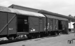 "Leig-Einheit" des Stückgut-Schnellverkehrs aus den gedeckten großräumigen Güterwagen der Gattung Gllmhs 37, die nach Beseitigung der sich gegenüberliegenden Stirnwände durch Kurzkupplung, Übergangsbrücke und Faltenbälge so verbunden sind, sodass die Laderäume beider Wagen einen Raum bilden. Aufnahme in Stuttgart West. (1966) <i>Foto: Burkhard Wollny</i>