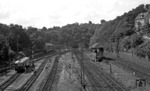 Der Bahnhof Stuttgart Nord war Trennungsbahnhof an der Gabelung von Gäubahn (Stuttgart - Horb) und Nordbahn (Stuttgart - Heilbronn). Im Hintergrund der Pragtunnel durch die Prag, einen Höhenrücken zwischen dem Stuttgarter Talkessel und Feuerbach. Mit zwei 680 Meter langen Röhren verbindet der Tunnel den Nordbahnhof mit dem Bahnhof Feuerbach. Durch den Tunnel führen heute die Bahnlinien von Stuttgart in Richtung Karlsruhe, Mannheim und Heilbronn (Bahnstrecken der Frankenbahn und Zuführung zur Schnellfahrstrecke) sowie die S-Bahn-Linien in Richtung Ludwigsburg und Leonberg. Im Bahnhof fährt gerade der in Diensten der US-Army stehende VT 33 als letzter seiner Baureihe aus. (1966) <i>Foto: Burkhard Wollny</i>