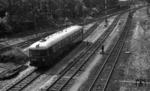 In Diensten der US-Army überlebte der in Heidelberg stationierte und mehrfach umgebaute VT 33 803 als letzter seiner Baureihe, hier bei der Ausfahrt aus dem Bahnhof Stuttgart Nord. (1966) <i>Foto: Burkhard Wollny</i>