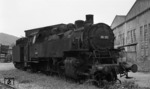 Die beim Bw Stuttgart-Rosenstein am 03. Februar 1967 z-gestellte 86 370 wartet in Esslingen auf den Schneidbrenner. Dahinter ist der Tender der ebenfalls abgestellten 39 254 zu erkennen. (26.08.1967) <i>Foto: Burkhard Wollny</i>