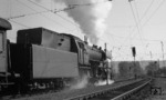 23 076 verlässt mit einem Eilzug nach Crailsheim den Heilbronner Hauptbahnhof. (22.08.1967) <i>Foto: Burkhard Wollny</i>