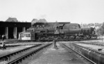 38 2547 vom Bw Tübingen wendet auf der Drehscheibe im Bw Heilbronn. (22.08.1967) <i>Foto: Burkhard Wollny</i>