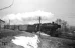 052 840-6 (50 2840) mit einem Personenzug zwischen Schorndorf und Urbach. Hinter der Lok läuft ein Postwagen. (01.03.1969) <i>Foto: Burkhard Wollny</i>