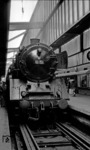 01 151 vom Bw Hof ist mit D 148 in Stuttgart Hbf eingetroffen. (02.09.1967) <i>Foto: Burkhard Wollny</i>