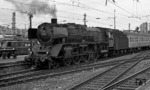 01 151 (Bw Hof) drückt eine Eilzuggarnitur zurück in das Stuttgarter Bahnhofsvorfeld. Links ein Kleinstturmtriebwagens Klv 61 der Fahrleitungsmeisterei Stuttgart. (22.08.1967) <i>Foto: Burkhard Wollny</i>