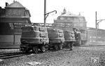 Die 1000mm ARBED-Lok 27 (La Meuse, 1949) rangiert drei urige Schlackewagen im Beval-Werk in Esch-sur-Alzette. (23.04.1958) <i>Foto: Jacques H. Renaud</i>